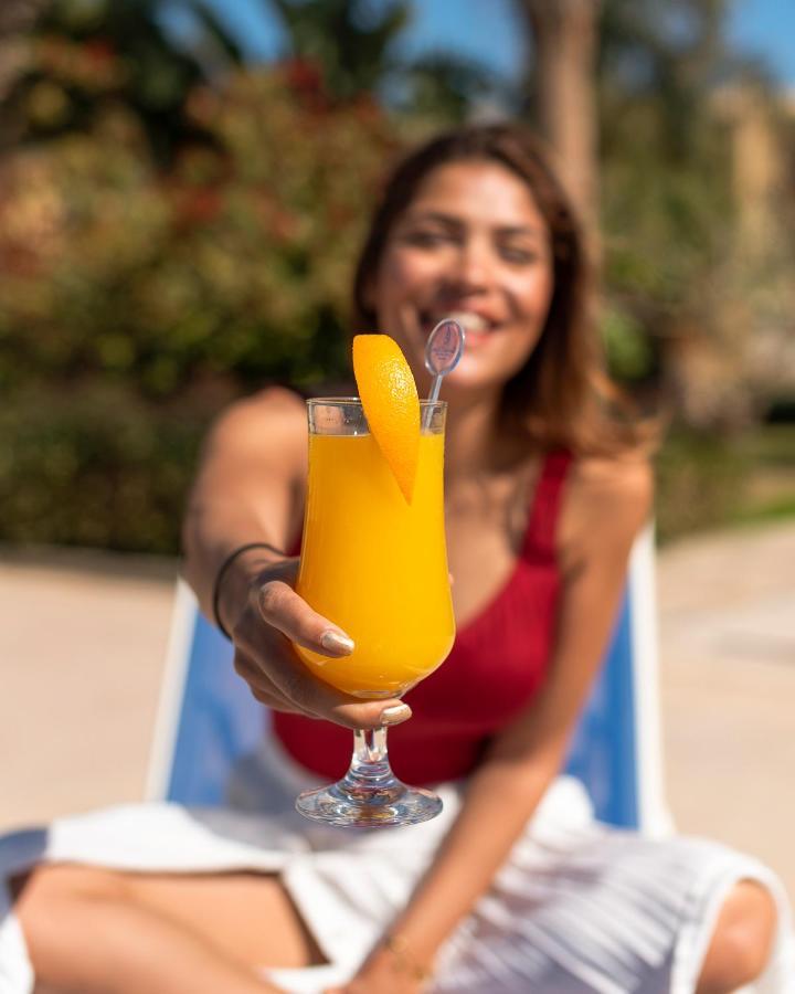 Отель Grand Ocean El Sokhna Айн-Сохна Экстерьер фото A woman holding a mango lassi