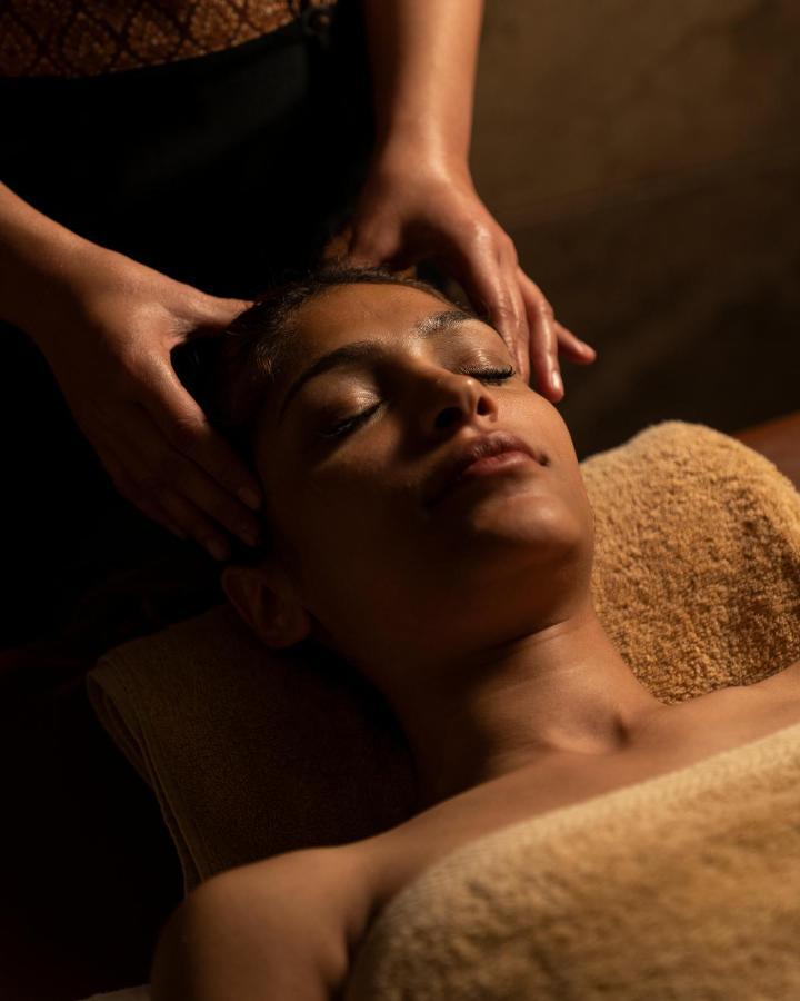 Отель Grand Ocean El Sokhna Айн-Сохна Экстерьер фото A woman receiving a facial massage