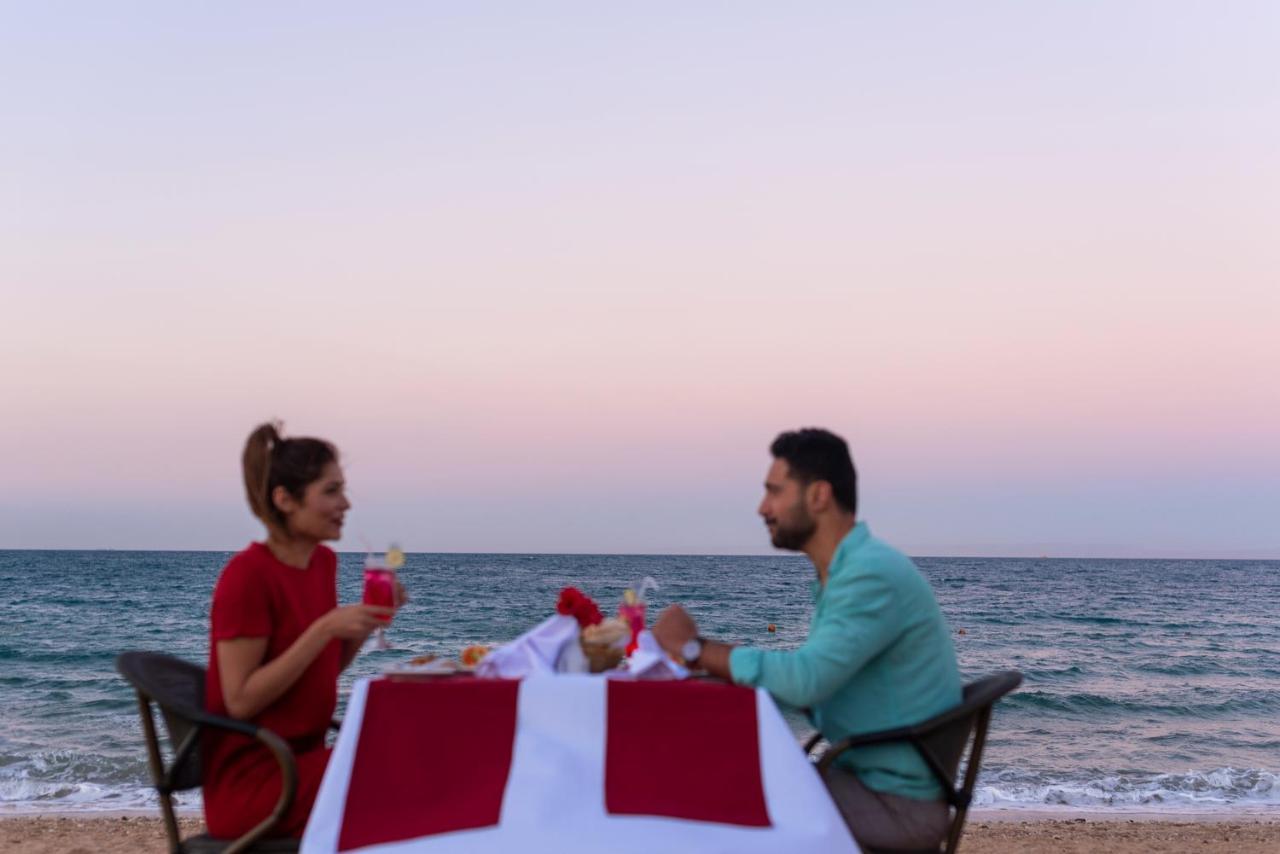 Отель Grand Ocean El Sokhna Айн-Сохна Экстерьер фото A couple dining on the beach