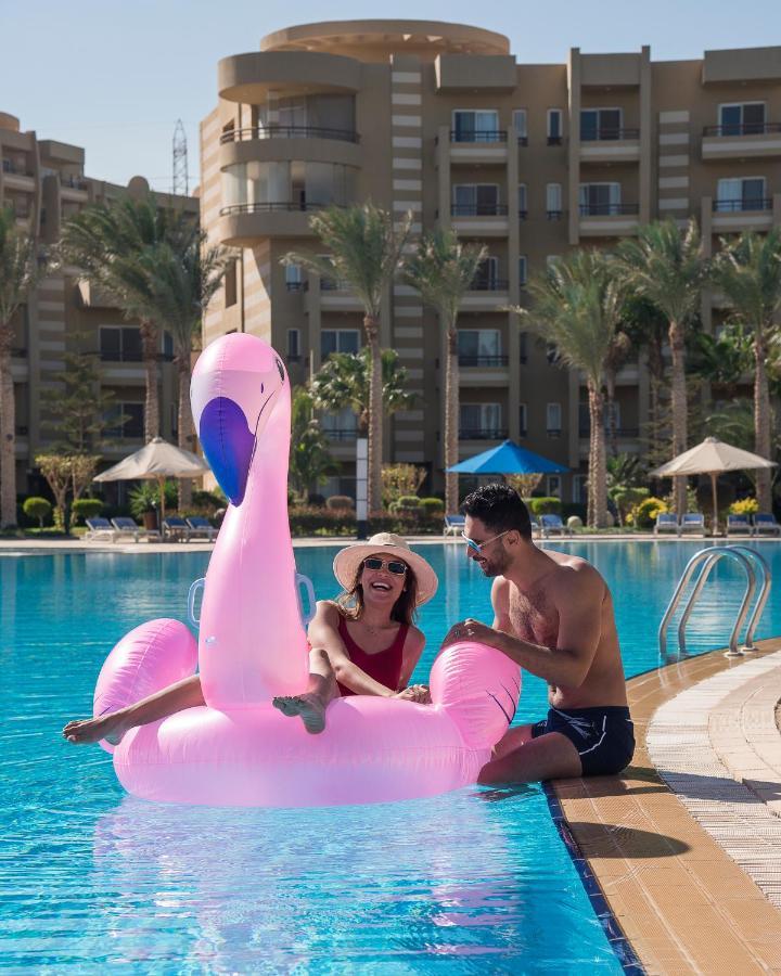 Отель Grand Ocean El Sokhna Айн-Сохна Экстерьер фото A couple on a pink flamingo float